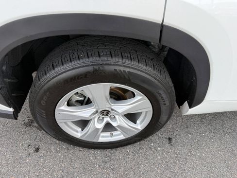 Used 2023 Toyota Highlander LE FWD image 15