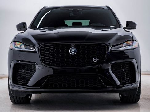 Used 2025 Jaguar F-PACE SVR image 6