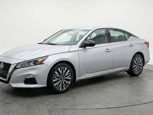 Used 2025 Nissan Altima 2.5 SV image 3