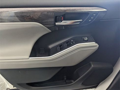 Used 2023 Toyota Highlander L image 33