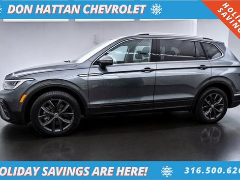 Used 2023 Volkswagen Tiguan SE w/ Panoramic Sunroof Package image 2