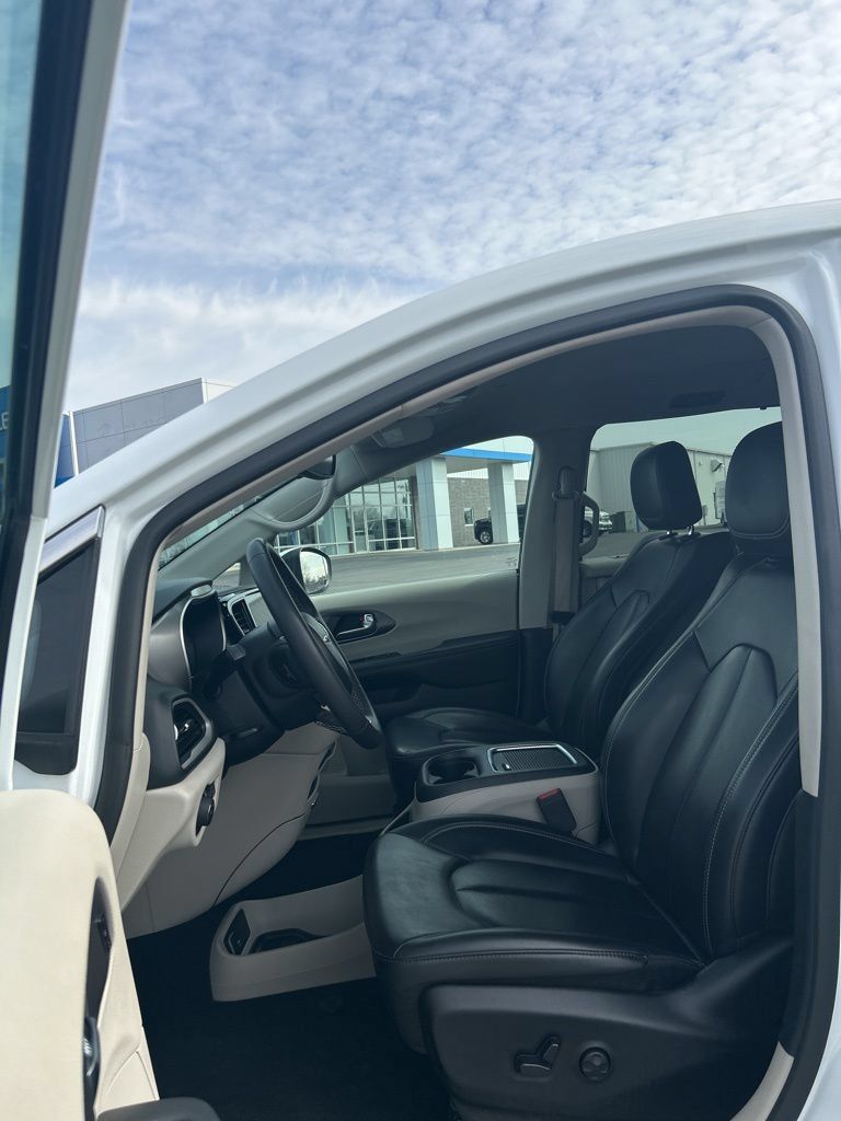 Used 2023 Chrysler Pacifica Touring-L FWD image 28