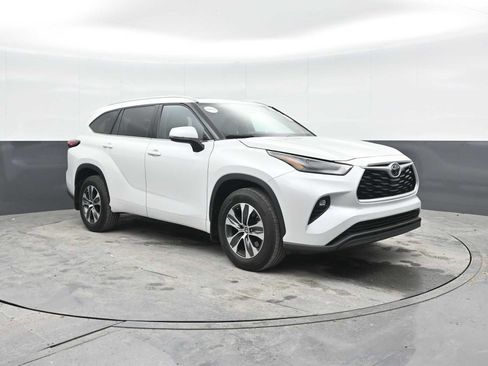 Used 2022 Toyota Highlander XLE AWD/4WD image 7