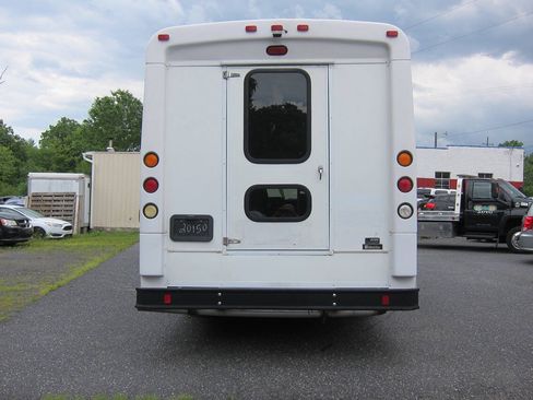 Used 2016 Ford E-450 and Econoline 450 Super Duty w/ Shuttle Bus Prep Package RWD image 7