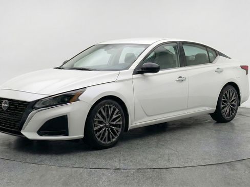 Used 2025 Nissan Altima 2.5 SV FWD image 3