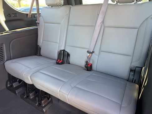 Used 2022 Chevrolet Suburban LT w/ Luxury Package image 25