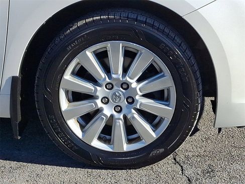 Used 2017 Toyota Sienna XLE Premium image 8