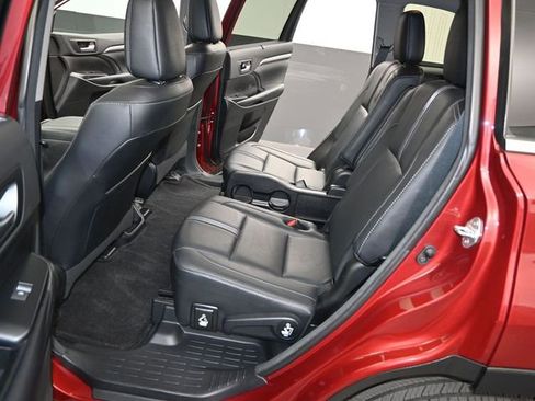 Used 2018 Toyota Highlander SE image 14