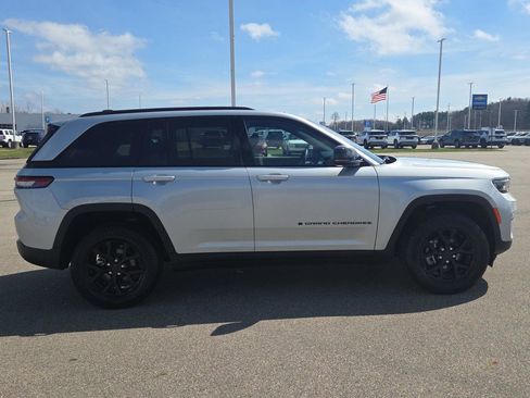 Used 2025 Jeep Grand Cherokee Altitude image 8