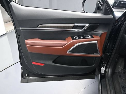 Used 2024 Kia Telluride EX w/ EX Captain's Chair Package FWD image 13