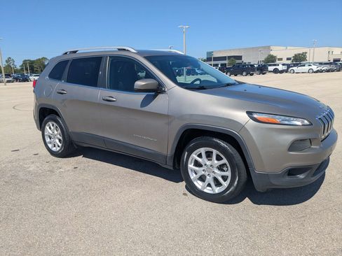 Used 2018 Jeep Cherokee Latitude Plus w/ Comfort/Convenience Group FWD image 2