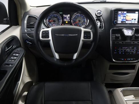 Used 2016 Chrysler Town & Country Touring-L image 16
