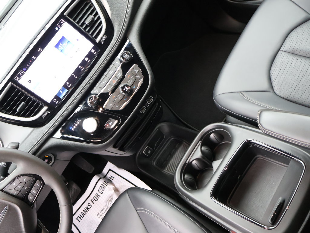 Used 2024 Chrysler Pacifica Limited FWD image 14