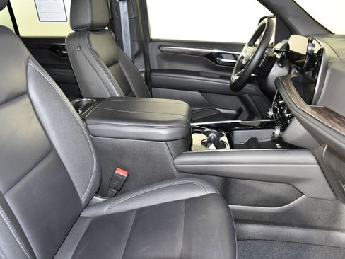 Used 2025 Chevrolet Suburban Z71 image 45