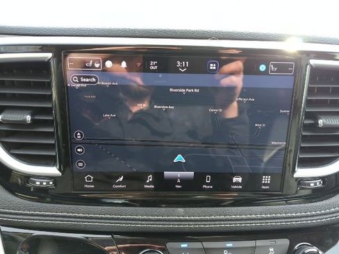 Used 2023 Chrysler Pacifica Limited image 7