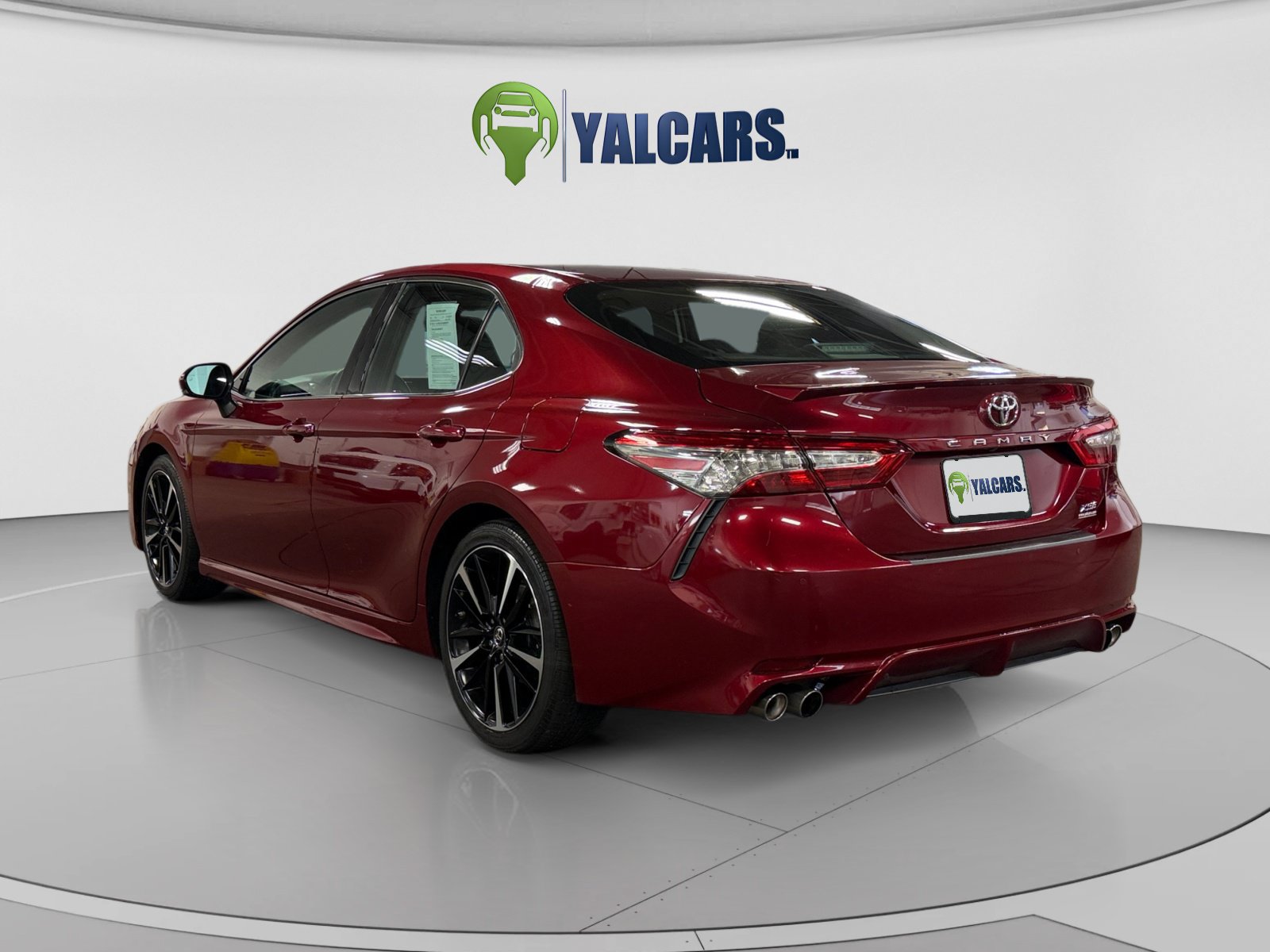 Used 2018 Toyota Camry XSE FWD image 3