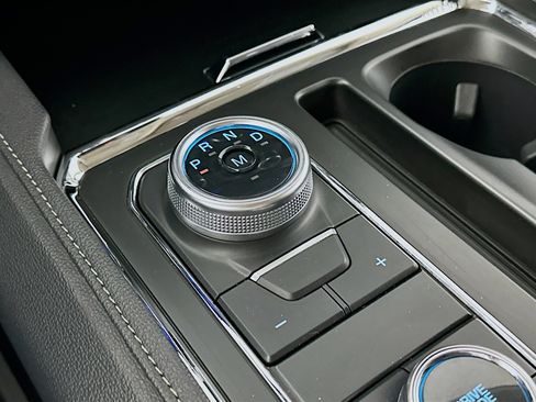 Used 2024 Ford Expedition XLT image 25