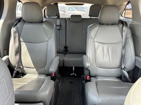 Certified 2023 Toyota Sienna Limited FWD image 10