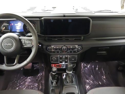 Used 2025 Jeep Gladiator Rubicon w/ Dual Top Group AWD/4WD image 32