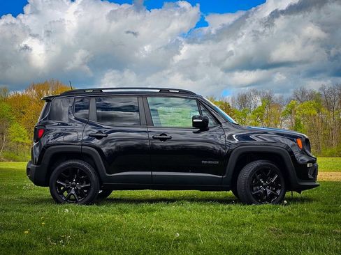 Certified 2022 Jeep Renegade Altitude w/ Convenience Group AWD/4WD image 3