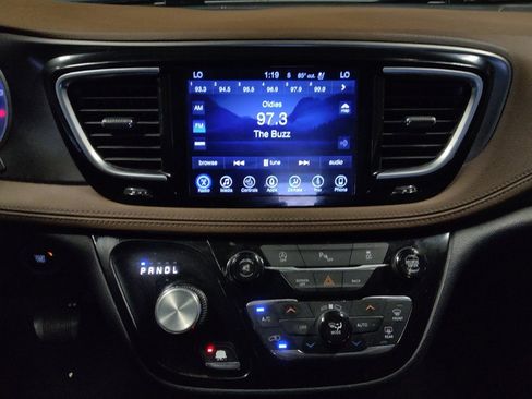 Used 2017 Chrysler Pacifica Limited FWD image 25