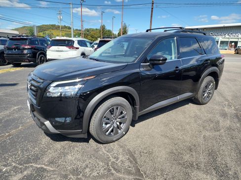 New 2025 Nissan Pathfinder SV w/ Black Appearance Package image 4