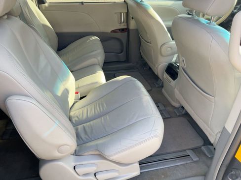 Used 2013 Toyota Sienna XLE image 30