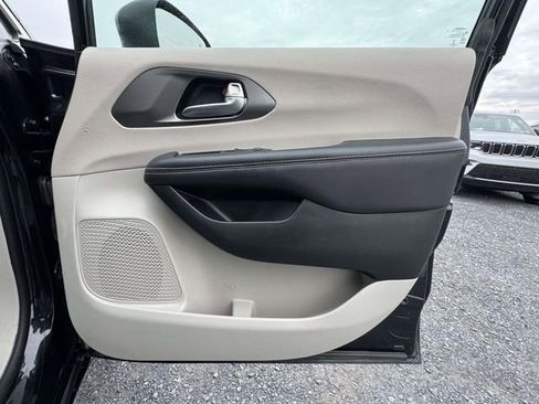 Used 2023 Chrysler Pacifica Touring-L image 16