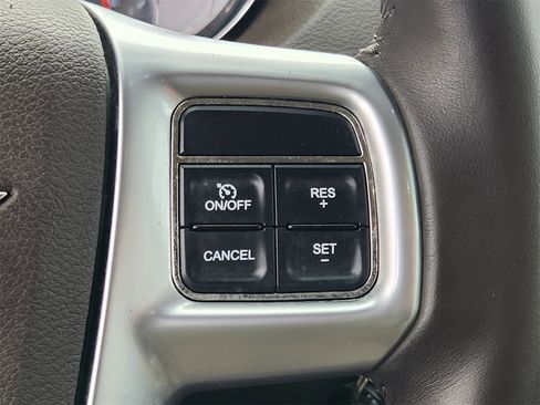 Used 2011 Chrysler Town & Country Touring-L image 27