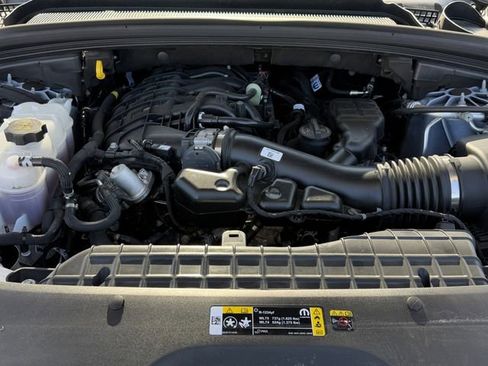 Used 2025 Jeep Grand Cherokee Limited w/ Black Appearance Package image 32