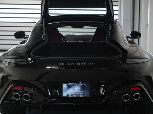 Used 2025 Aston Martin V8 Vantage Coupe image 38