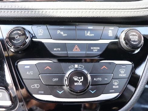 Used 2025 Chrysler Pacifica Limited FWD image 45