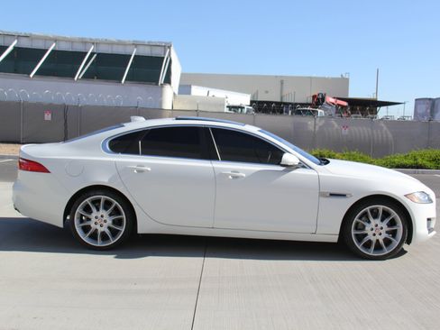Used 2016 Jaguar XF Prestige image 4