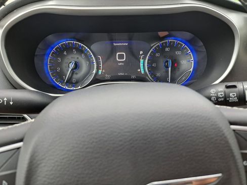 Used 2024 Chrysler Pacifica Touring-L FWD image 12