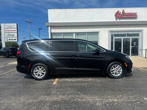 Used 2024 Chrysler Pacifica Touring-L FWD image 12