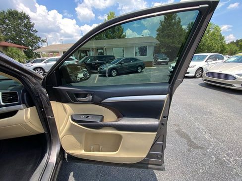 Used 2015 Toyota Highlander XLE image 38