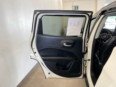 Used 2018 Jeep Compass Latitude w/ Cold Weather Group AWD/4WD image 9