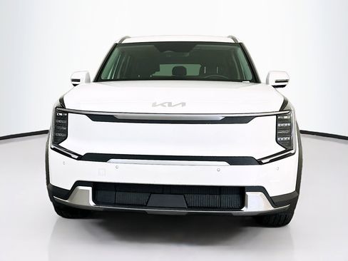 Used 2024 Kia EV9 Wind image 2
