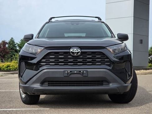 Used 2019 Toyota RAV4 LE FWD image 3