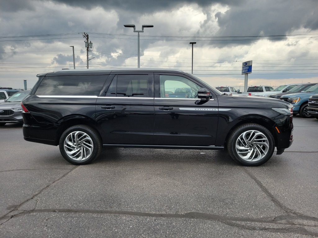 Certified 2025 Lincoln Navigator L Reserve AWD/4WD image 3