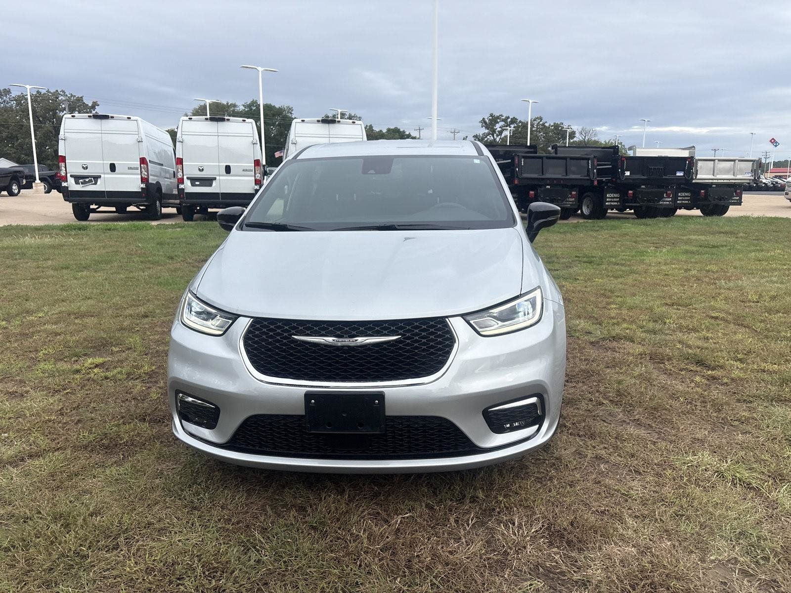 Used 2026 Chrysler Pacifica Select FWD image 2
