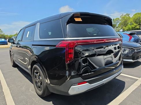 Used 2025 Kia Carnival FWD image 8