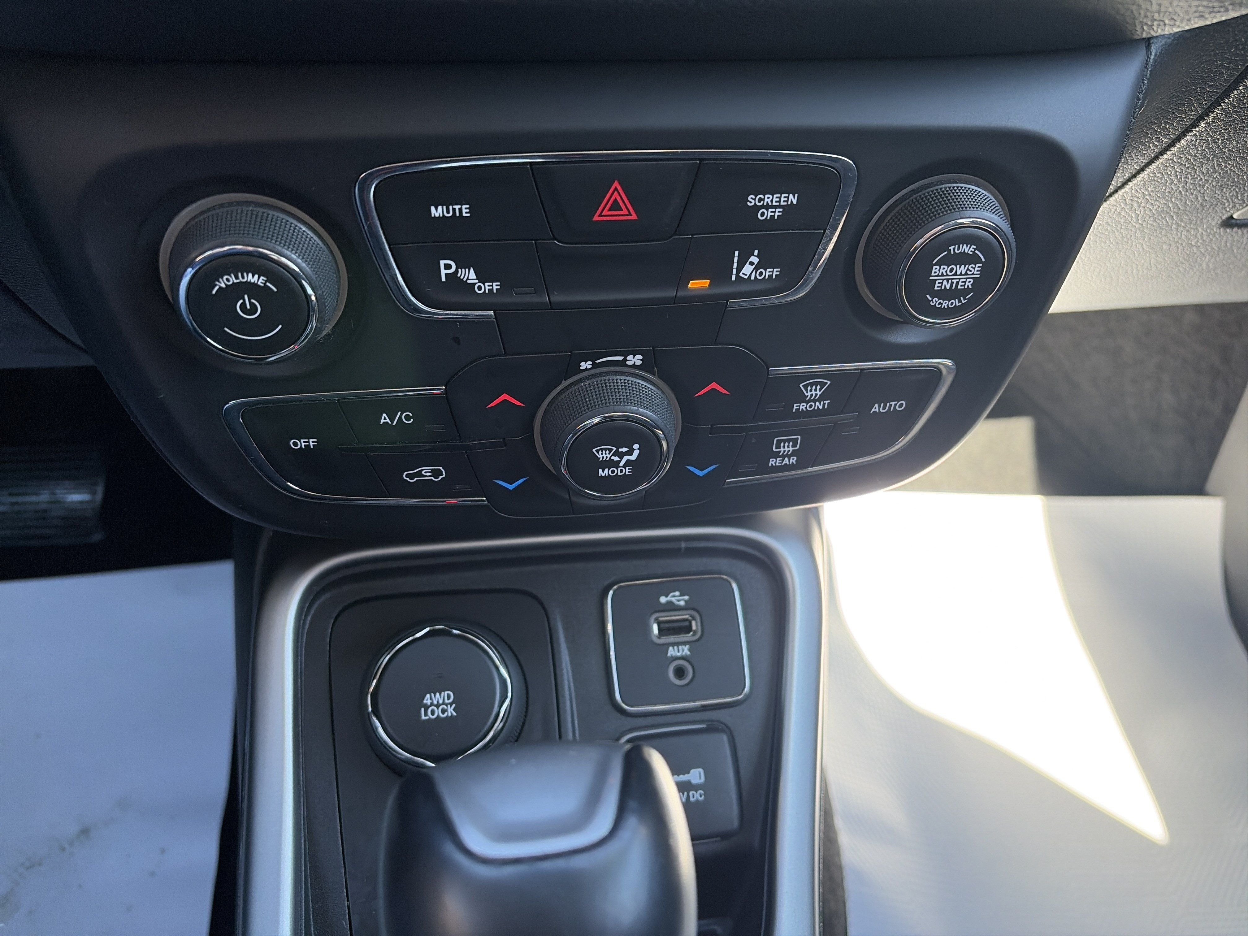 Used 2018 Jeep Compass Latitude w/ Popular Equipment Group AWD/4WD image 24