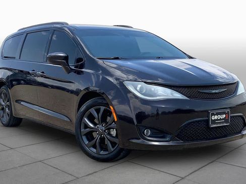 Used 2019 Chrysler Pacifica Touring-L w/ S Appearance Package FWD image 2