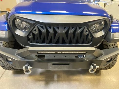 Used 2019 Jeep Wrangler Unlimited Sahara AWD/4WD image 16