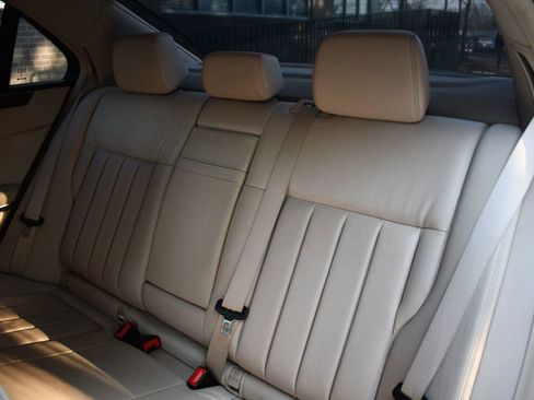 Used 2014 Mercedes-Benz E 550 4MATIC Sedan image 28