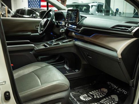 Used 2021 Toyota Sienna Limited image 14