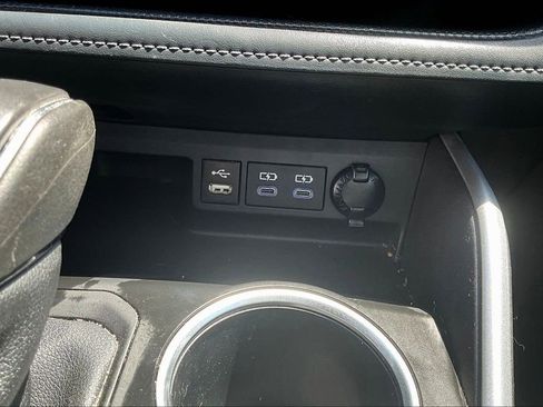 Used 2022 Toyota Highlander XLE AWD/4WD image 16