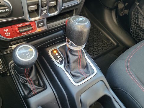 Used 2018 Jeep Wrangler Unlimited Rubicon AWD/4WD image 34