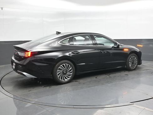 Used 2025 Hyundai Sonata Limited FWD image 2